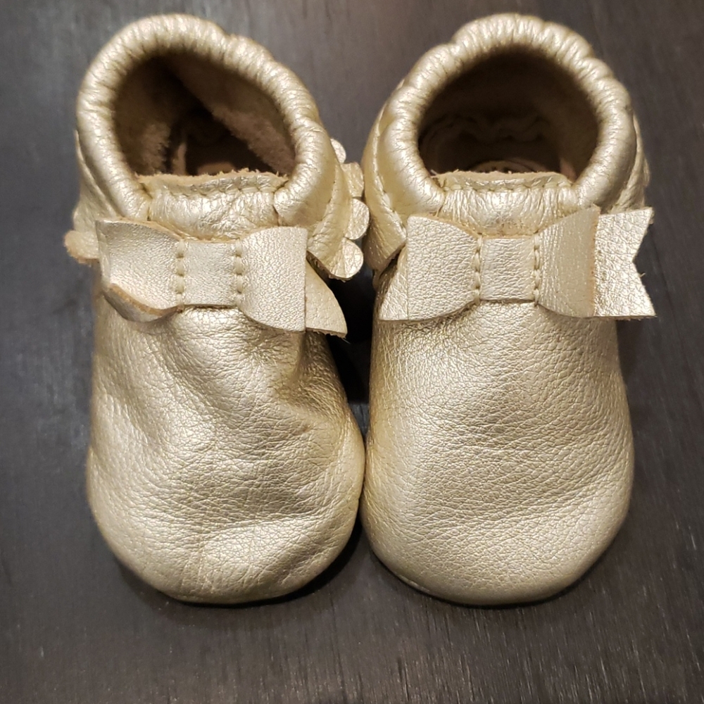 EUC Freshly Picked Leather Bow Moccasins Size 4